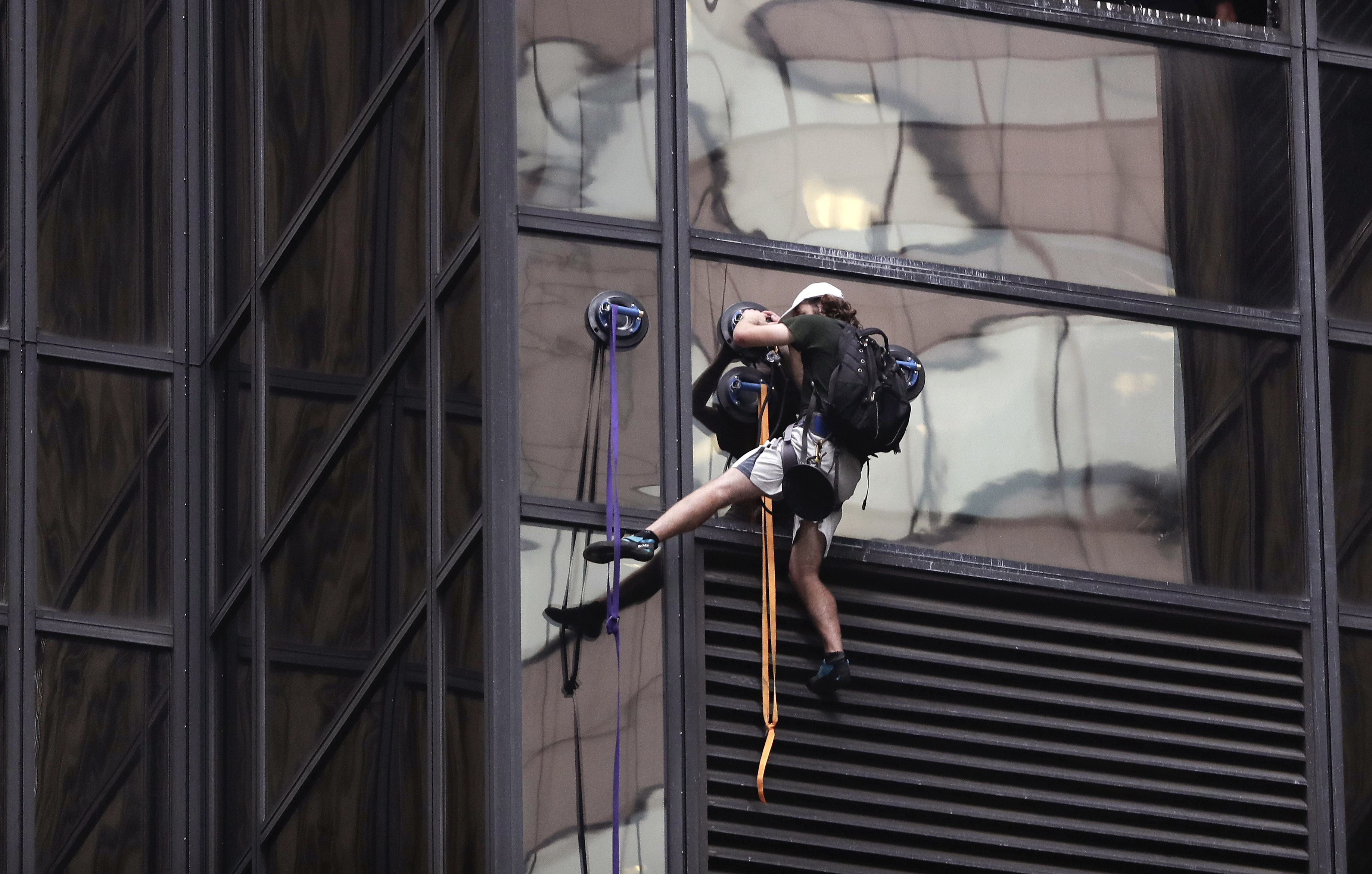 Climb the tower. Пожарный лезет на небоскреб. Trump Tower Suction Cup man Fiasco. Man Climbing Towers with Suction Cups.